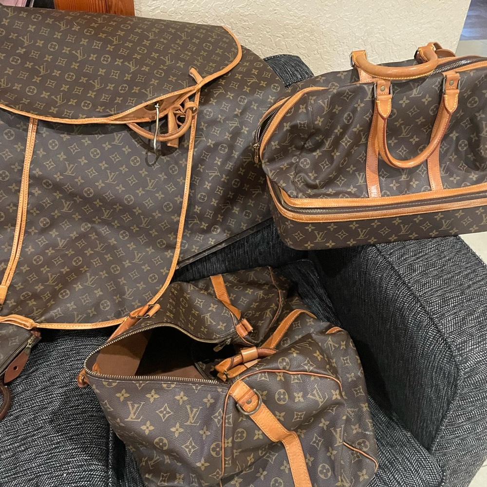 LV bags I can give you 5 for that price it’s complete bags package